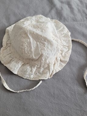 🧸4/20$ H&M 9-12M Cream Eyelet Sun Hat Baby Girl